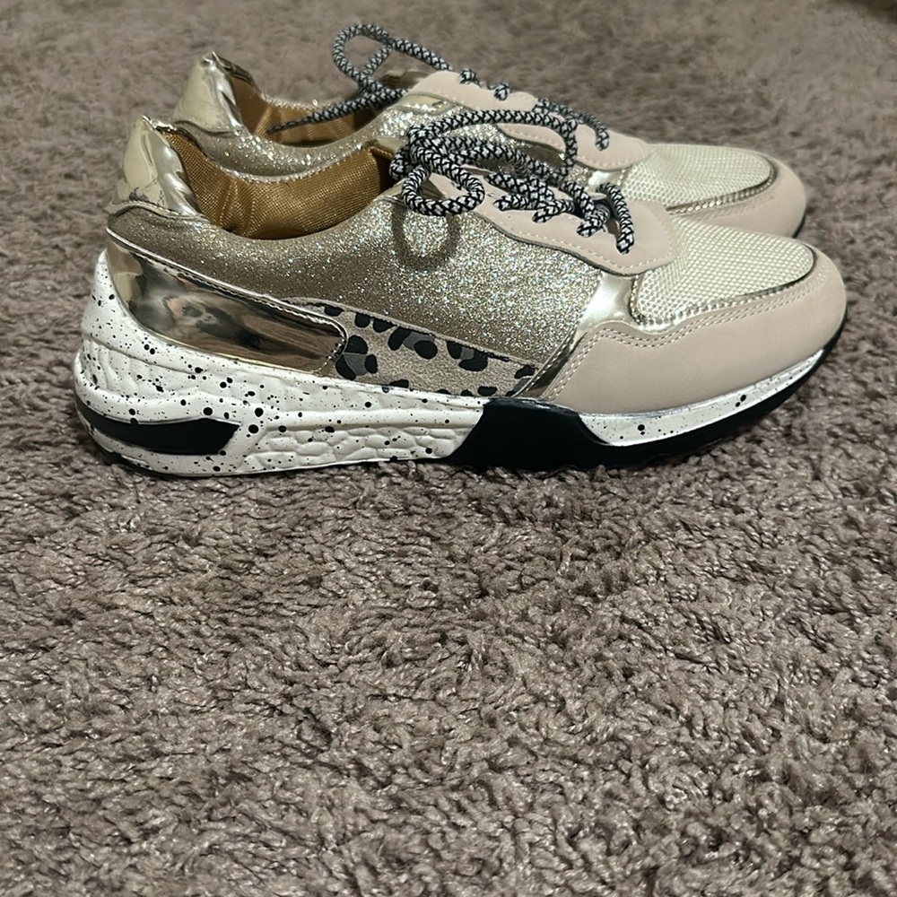 Everyday tennis shoes